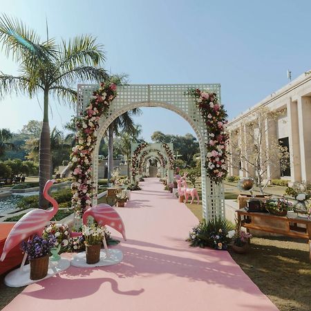 The Grand New Delhi Hotel Buitenkant foto