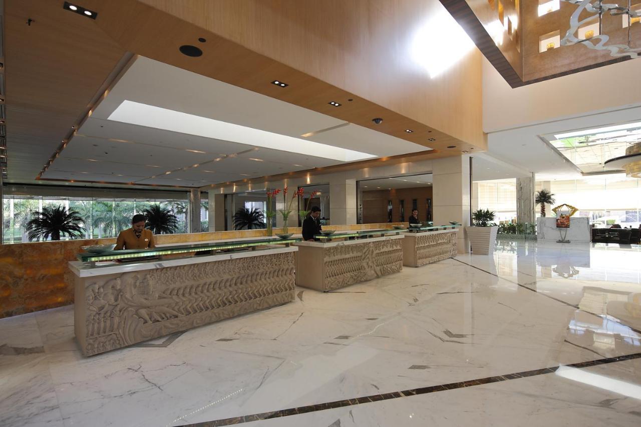 The Grand New Delhi Hotel Buitenkant foto