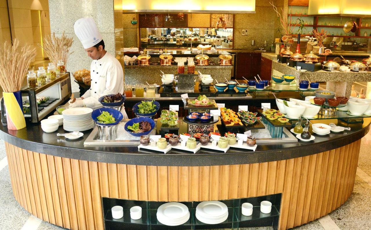 The Grand New Delhi Hotel Buitenkant foto