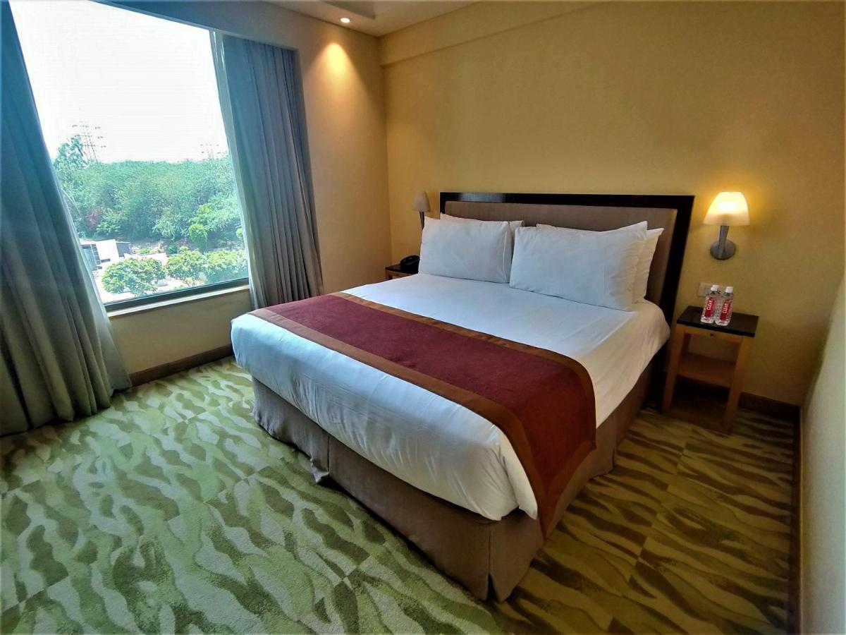 The Grand New Delhi Hotel Buitenkant foto