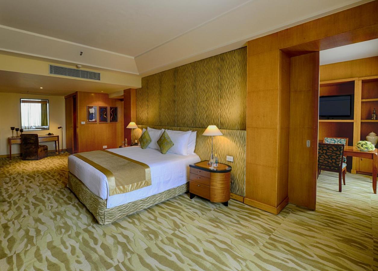 The Grand New Delhi Hotel Buitenkant foto