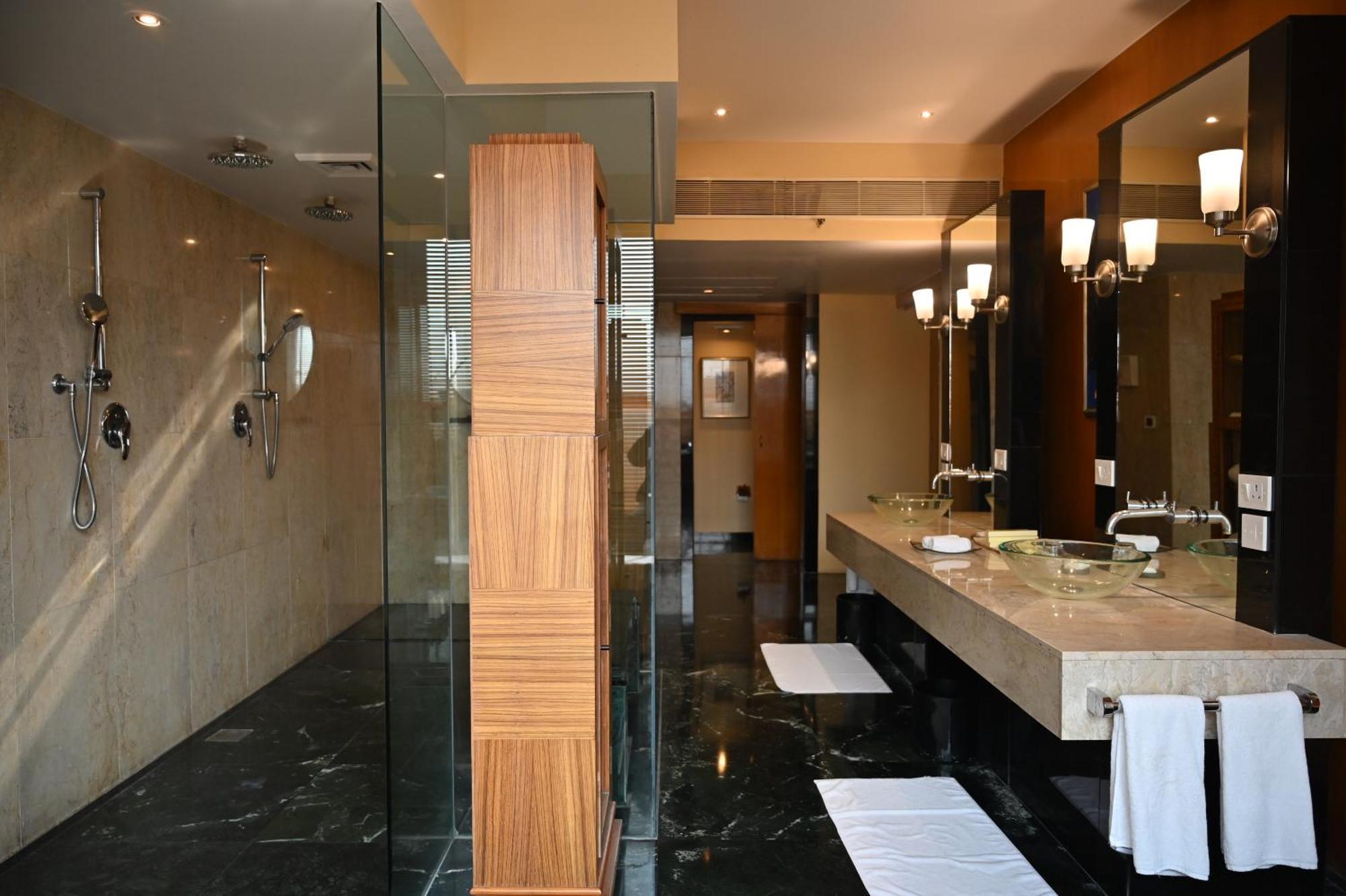 The Grand New Delhi Hotel Buitenkant foto