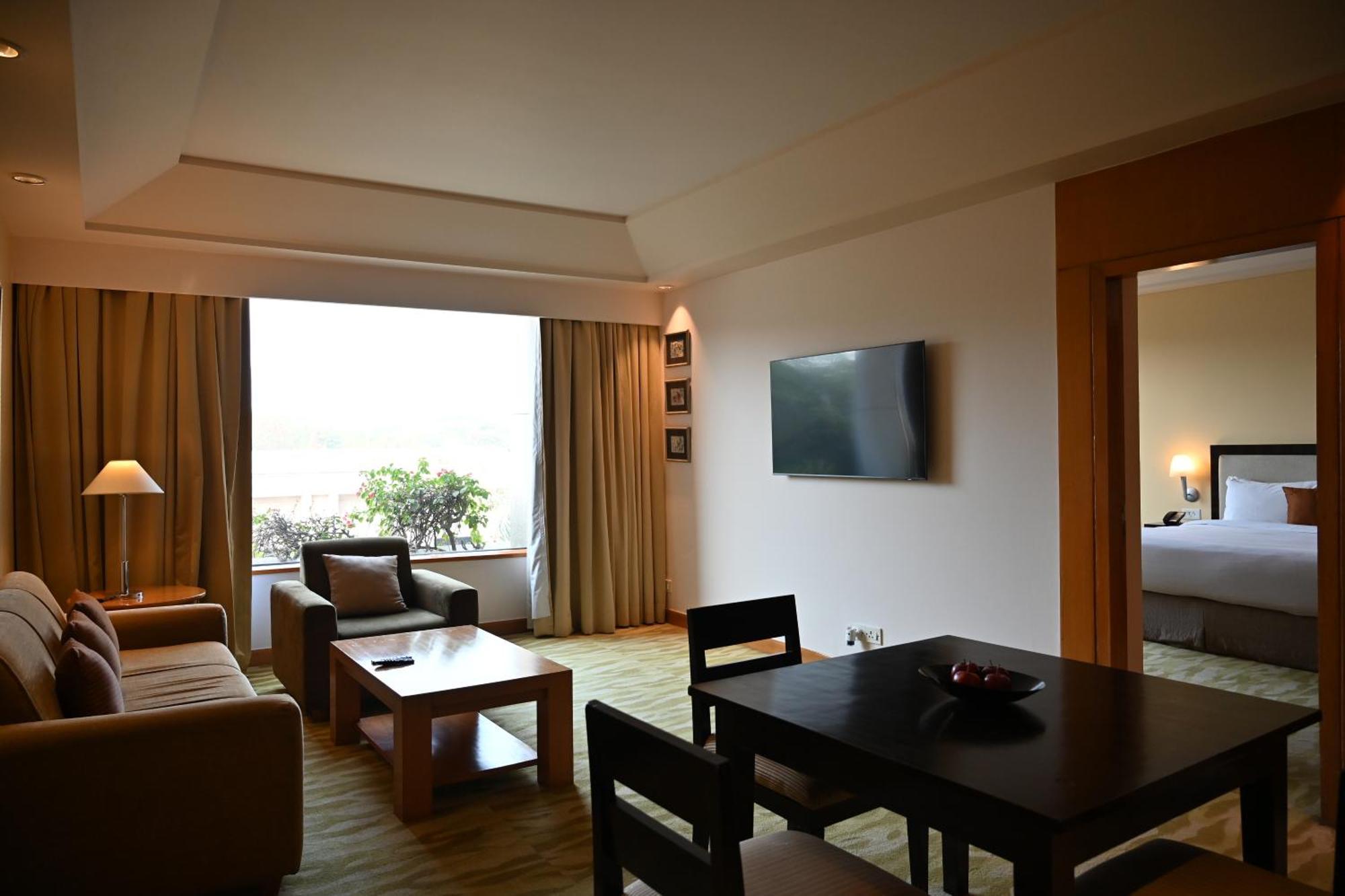 The Grand New Delhi Hotel Buitenkant foto