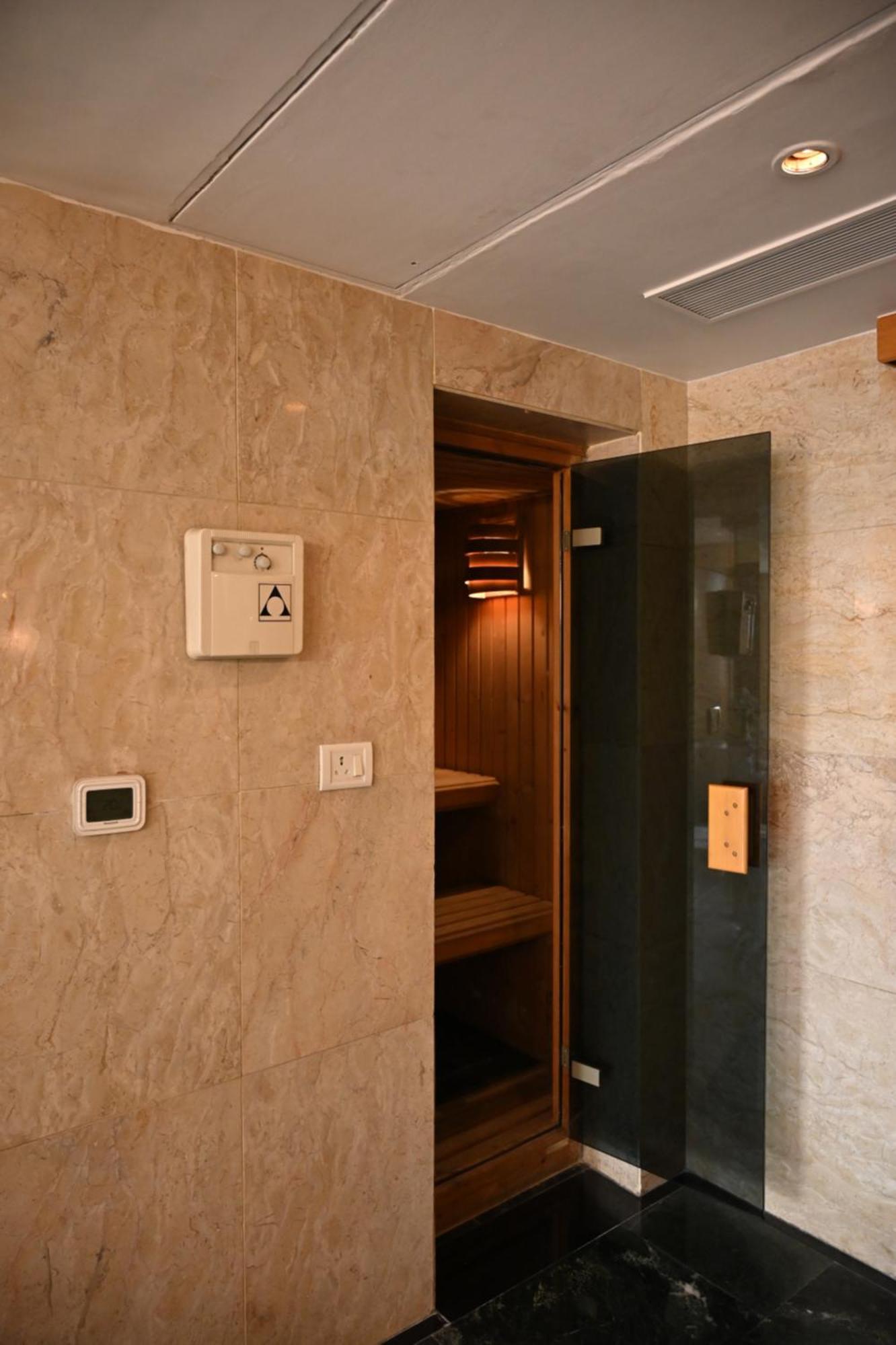 The Grand New Delhi Hotel Buitenkant foto