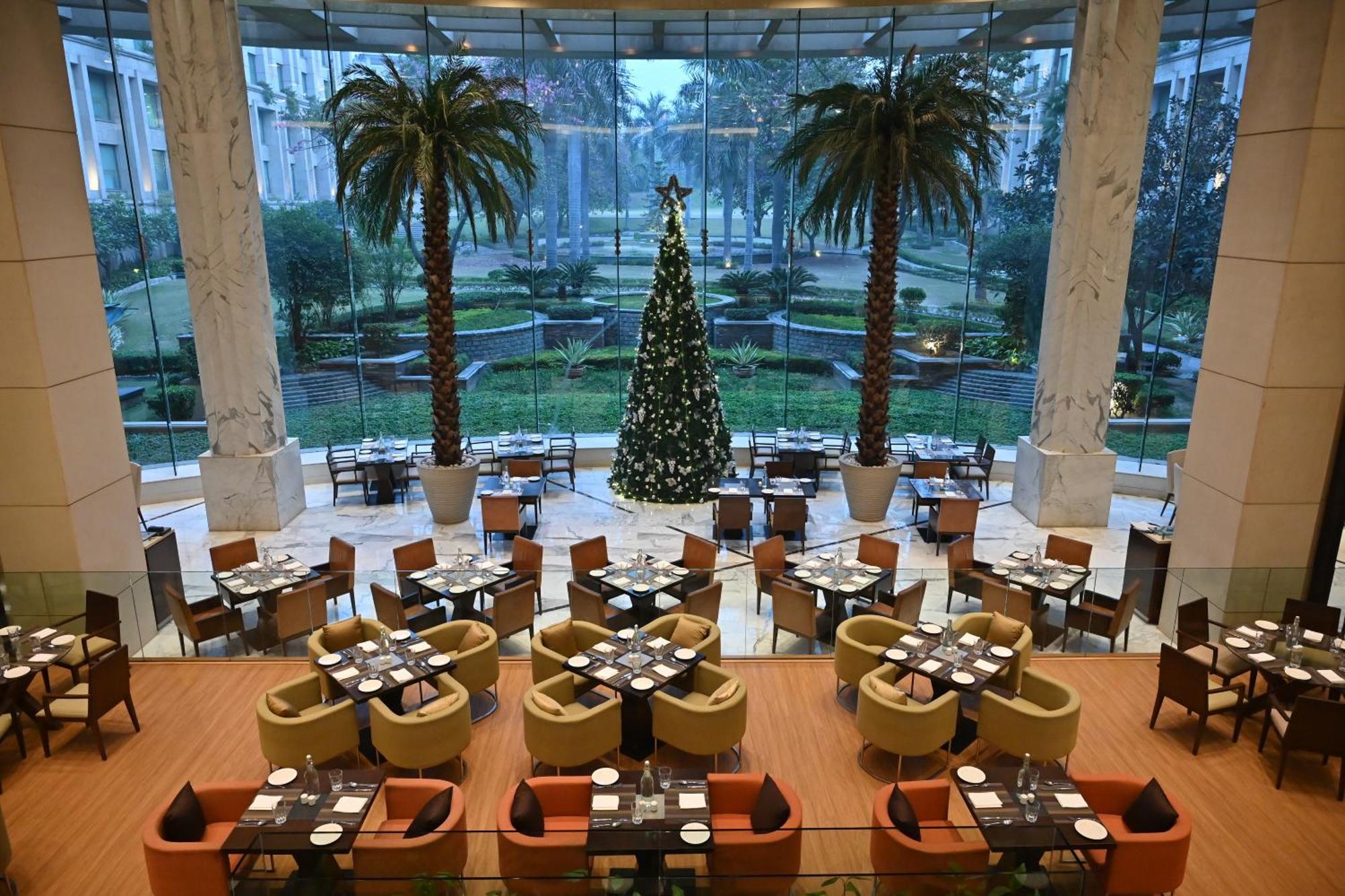 The Grand New Delhi Hotel Buitenkant foto